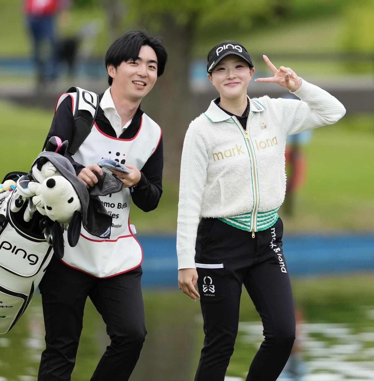9番、3打目を放ちピースする松原柊亜