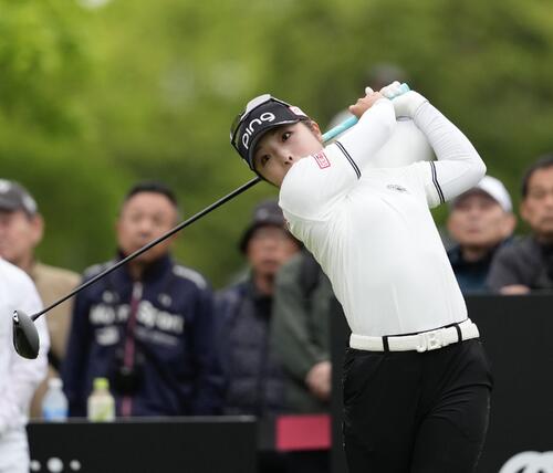 10番、ティーショットを放つ佐久間朱莉