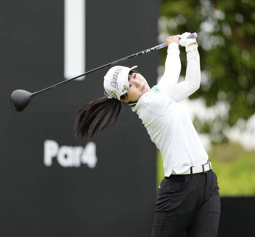 1番、ティーショットを放つ尾関彩美悠