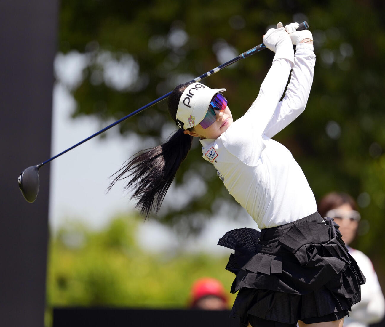 NTTドコモビジネスレディス　第3日　1番、ティーショットを放つ松原柊亜（撮影・小島史椰）.
