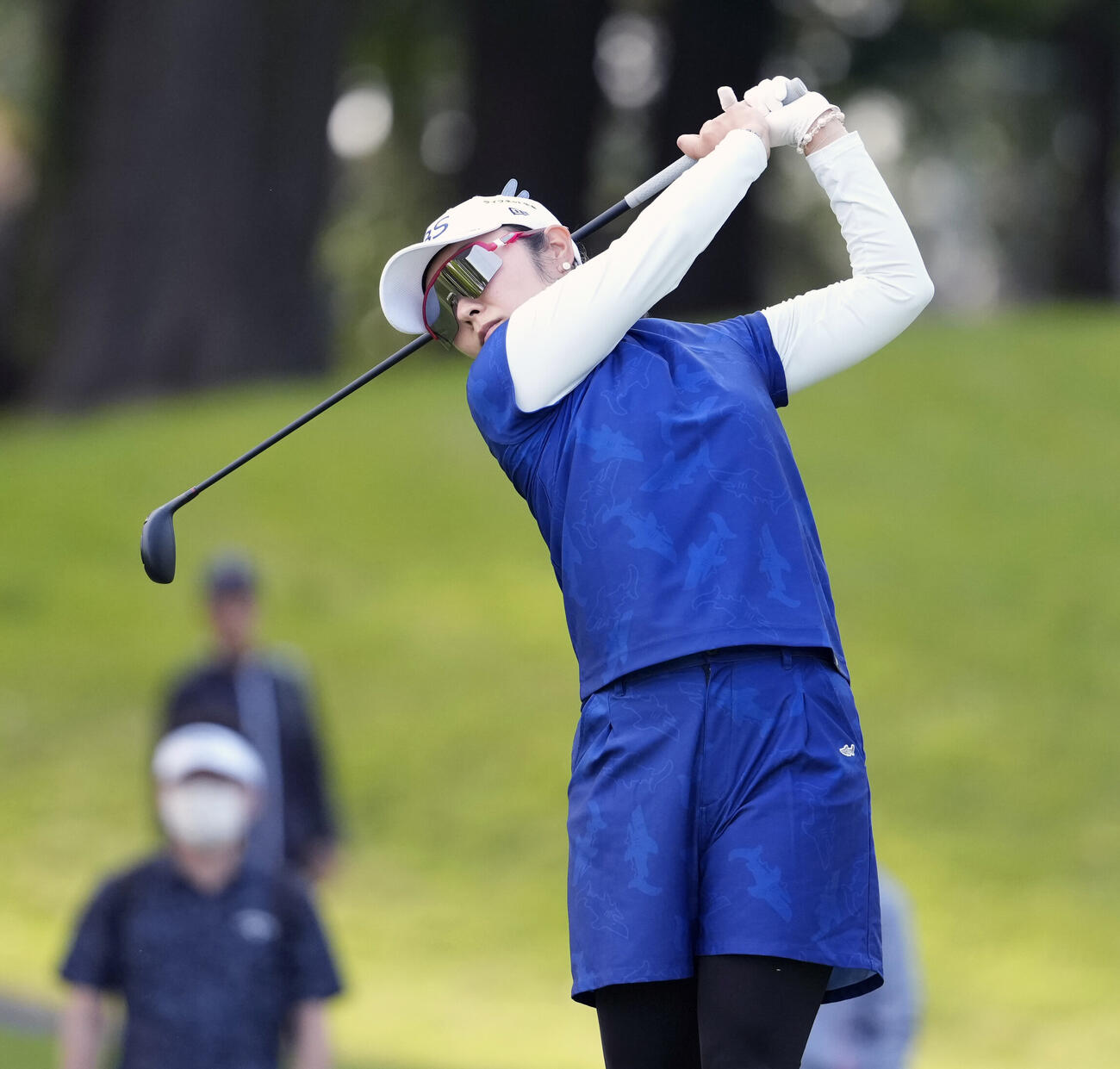 NTTドコモビジネスレディス　第3日　18番、ティーショットを放つ藤田さいき（撮影・小島史椰）.