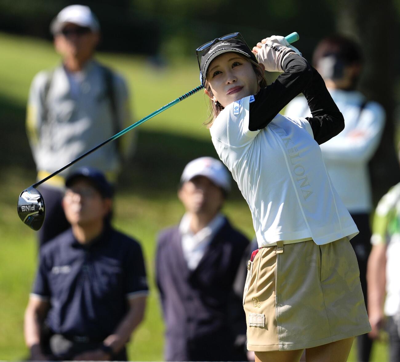 11番、ティーショットを放つ金田久美子