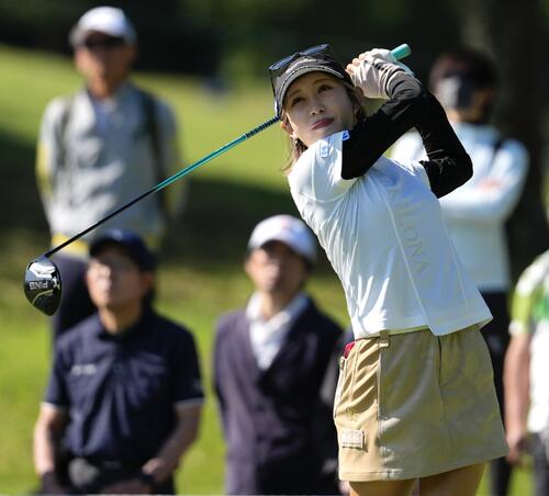 11番、ティーショットを放つ金田久美子