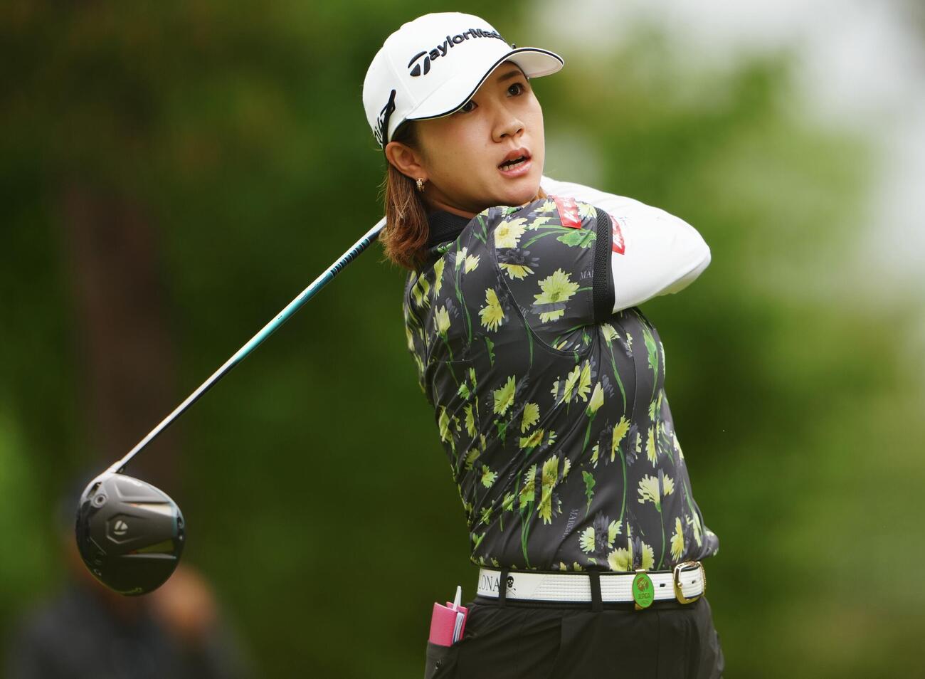 ワールドレディスチャンピオンシップサロンパスカップ1日目の1番、ティーショットを放つ泉田琴菜（撮影・垰建太）