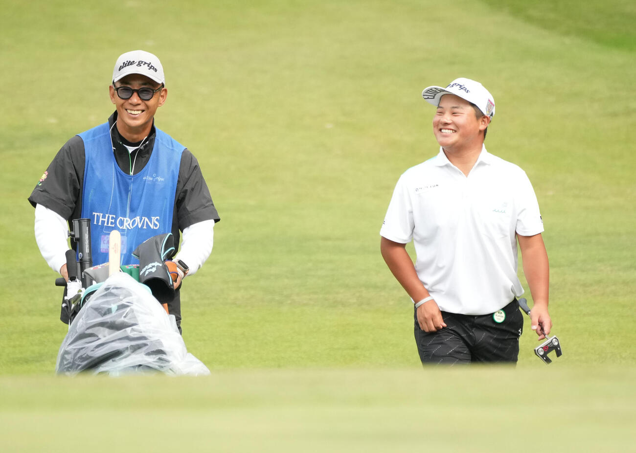 第66回中日クラウンズ第2日　9番、加藤金次郎（右）は明るい表情でコースを歩く（撮影・森本幸一）