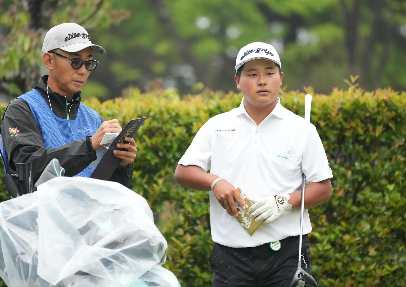 第66回中日クラウンズ第2日　加藤金次郎（右）はスタート前にコースを見つめる（撮影・森本幸一）