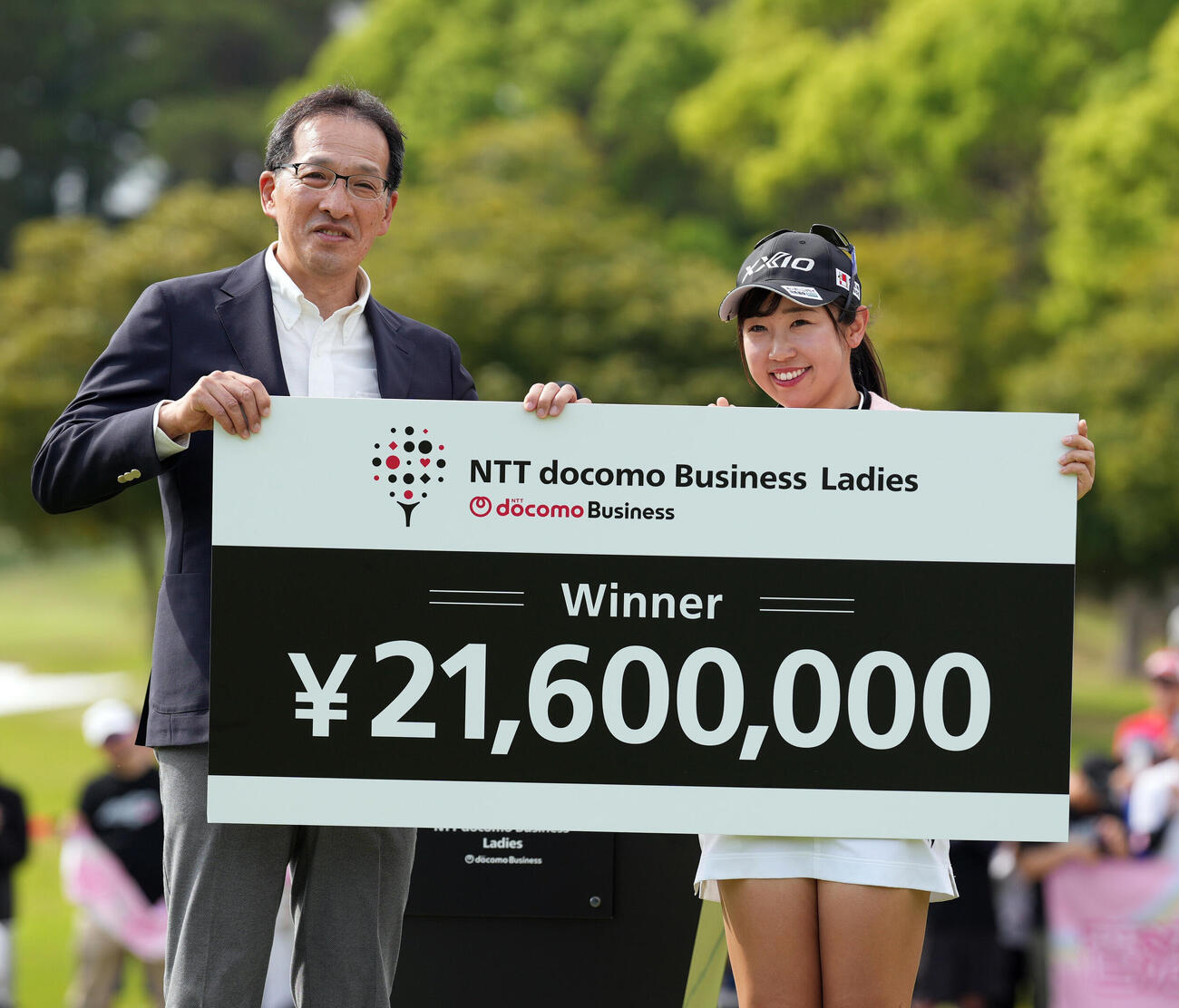 NTTドコモビジネスレディス　最終日　優勝賞金を受け取る菅沼菜々（撮影・小島史椰）.