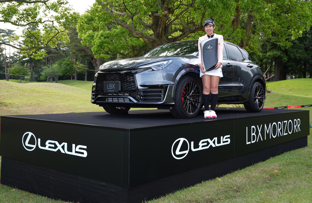 NTTドコモビジネスレディス　最終日　優勝し副賞の車と写真に納まる菅沼菜々（撮影・小島史椰）.