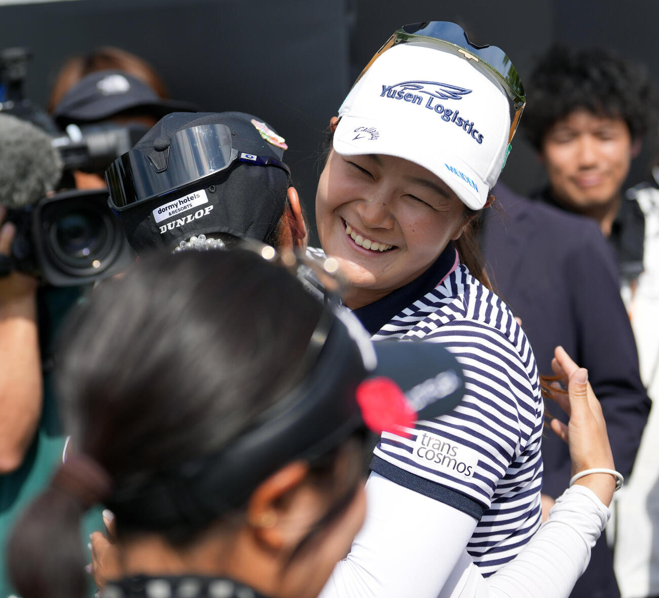 NTTドコモビジネスレディス　最終日　優勝した菅沼菜々（左）を祝う神谷そら（撮影・小島史椰）.