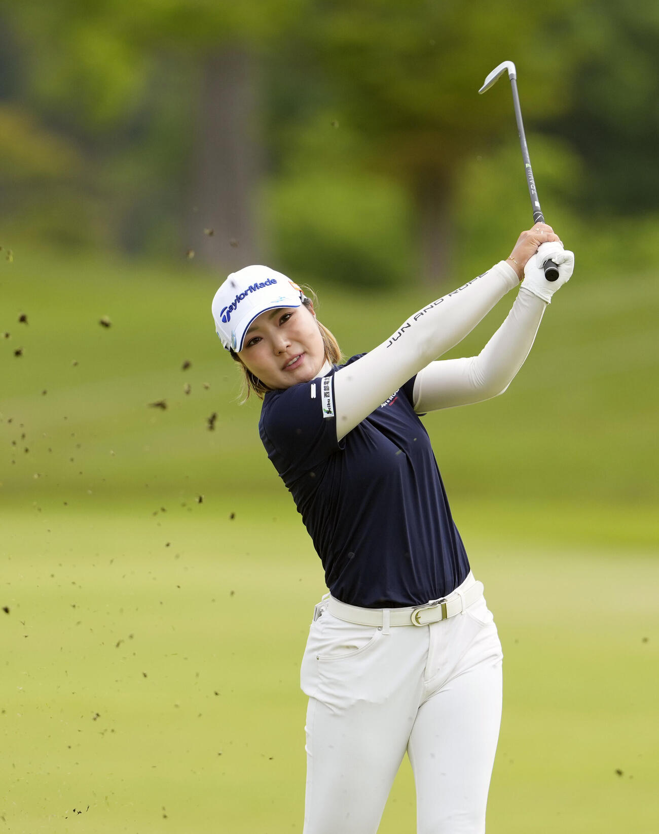 NTTドコモビジネスレディス　最終日　10番、2打目を放つ高橋彩華（撮影・小島史椰）.
