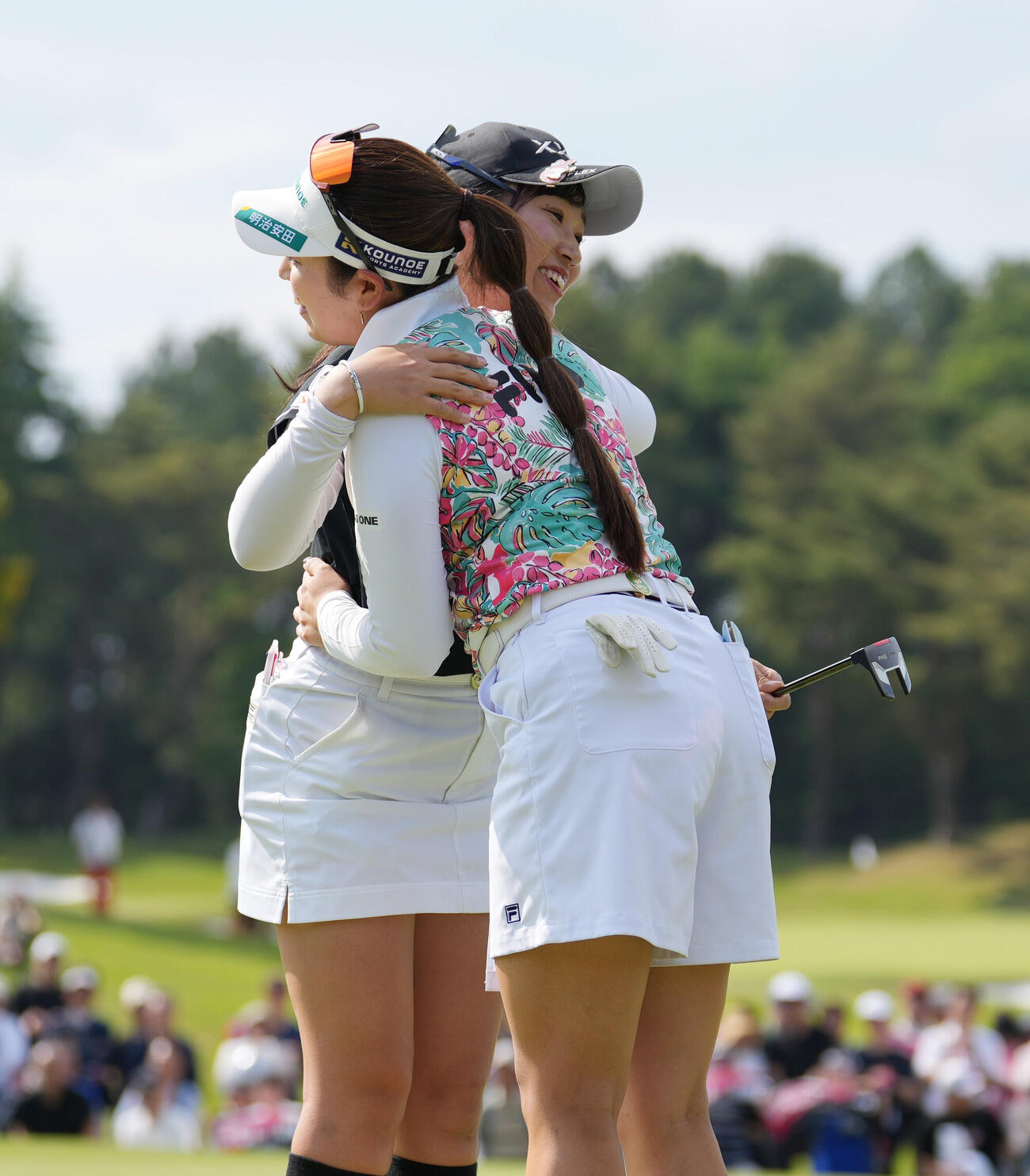 NTTドコモビジネスレディス　最終日　優勝し抱き合う菅沼菜々（左）と天本ハルカ（撮影・小島史椰）.