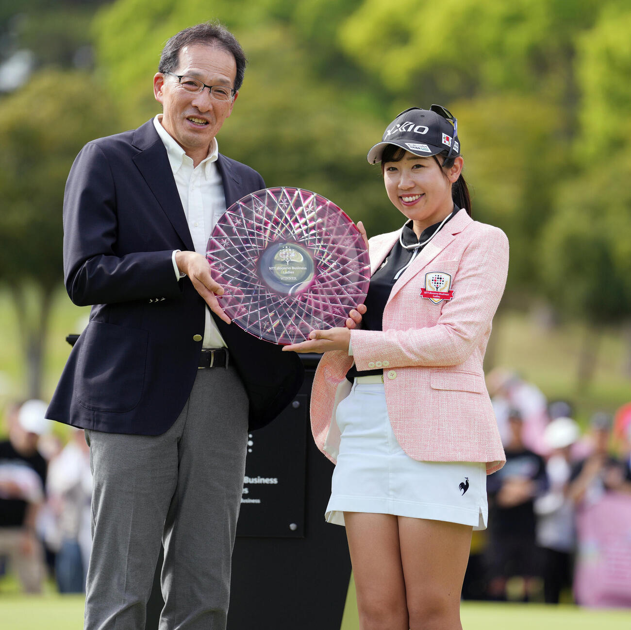 NTTドコモビジネスレディス　最終日　笑顔で優勝トロフィーを掲げる菅沼菜々（撮影・小島史椰）.