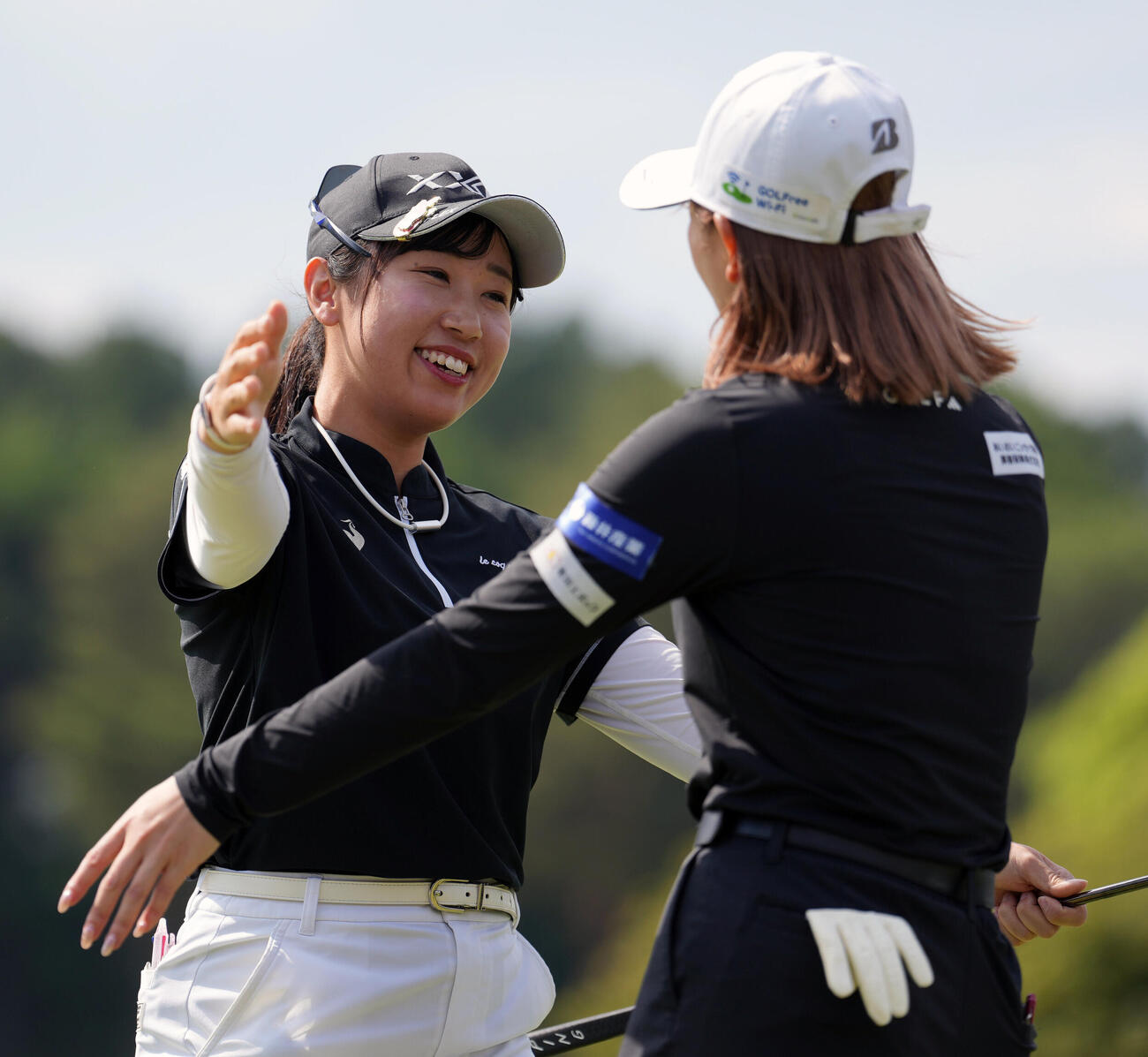 NTTドコモビジネスレディス　最終日　優勝し抱き合う菅沼菜々（左）と平塚新夢（撮影・小島史椰）.