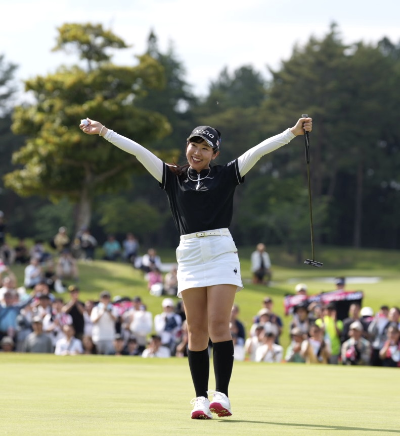 NTTドコモビジネスレディス　最終日　優勝し笑顔を見せる菅沼菜々＝2026年5月3日