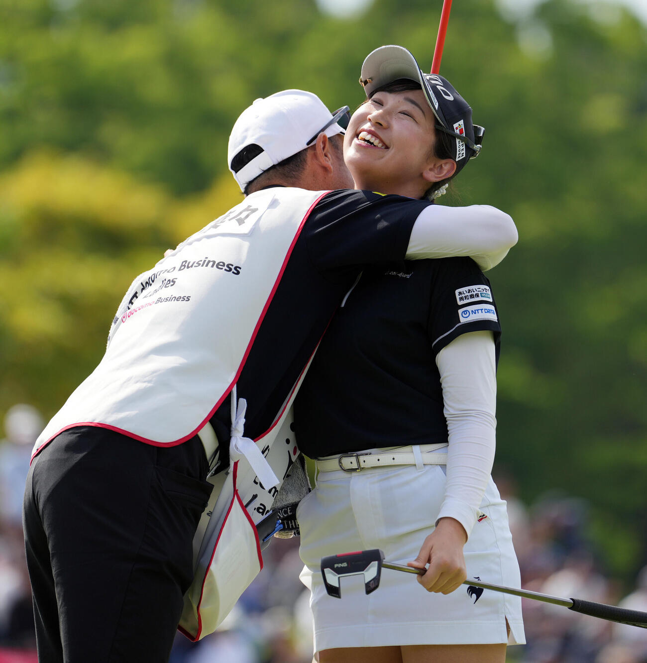 NTTドコモビジネスレディス　最終日　優勝しキャディと抱き合う菅沼菜々（撮影・小島史椰）.