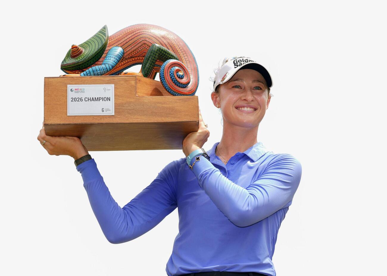 最終ラウンド、17アンダーで優勝し、トロフィーを掲げるネリー・コルダ（共同）