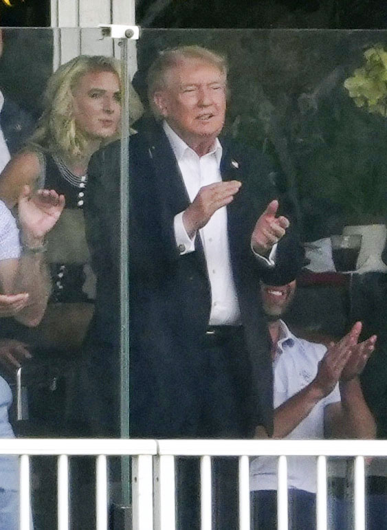 最終ラウンド、18番奥の観覧席で拍手するトランプ米大統領（共同）