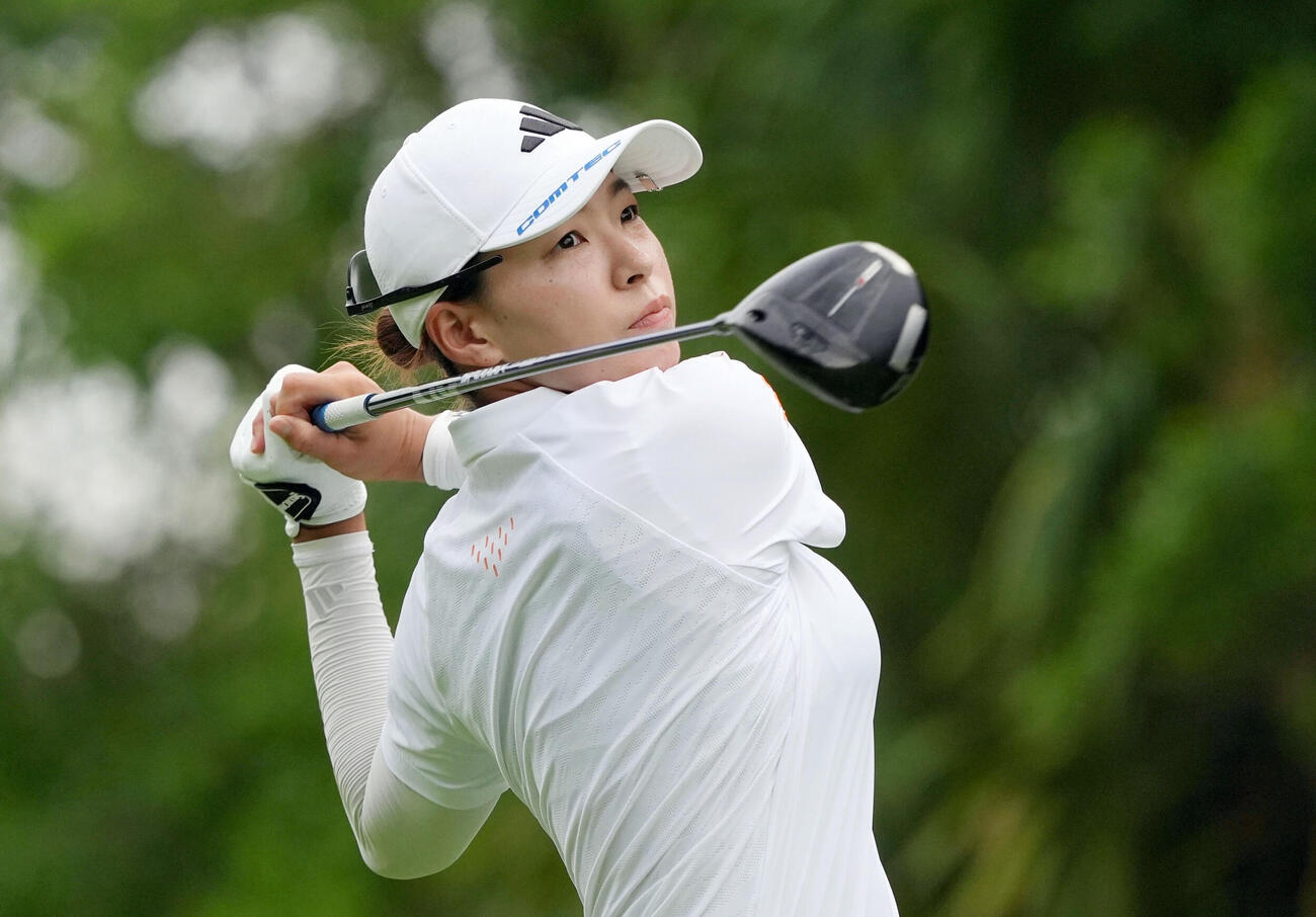 最終ラウンド、12番でティーショットを放つ渋野日向子。通算4オーバーで59位（共同）