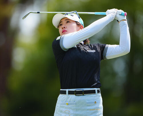 ワールドレディスチャンピオンシップサロンパスカップ1日目の15番、ティーショットを放つ永井花奈（撮影・垰建太）