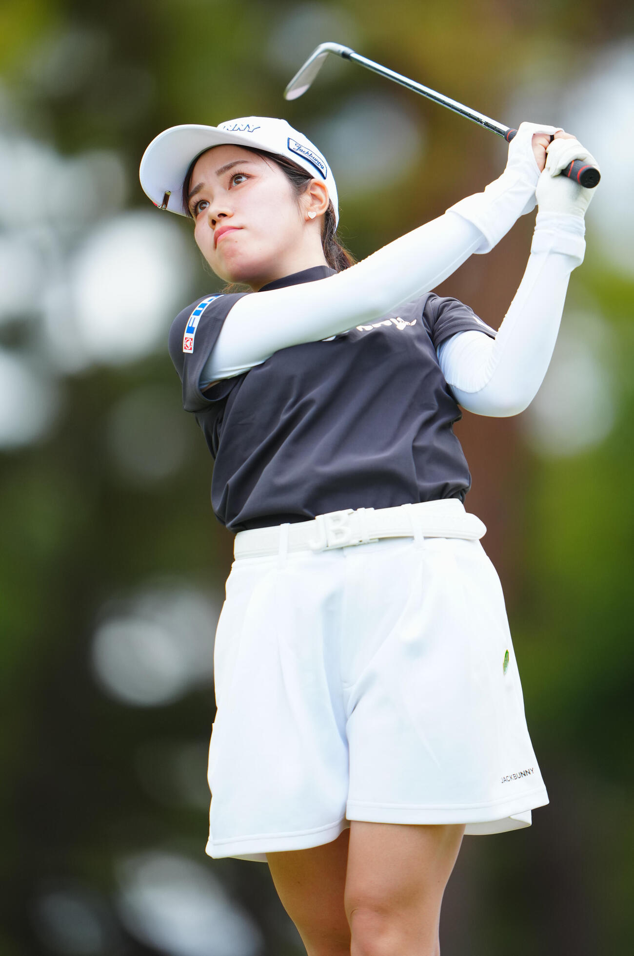 ワールドレディスチャンピオンシップサロンパスカップ1日目の15番、ティーショットを放つ藤井美羽（撮影・垰建太）