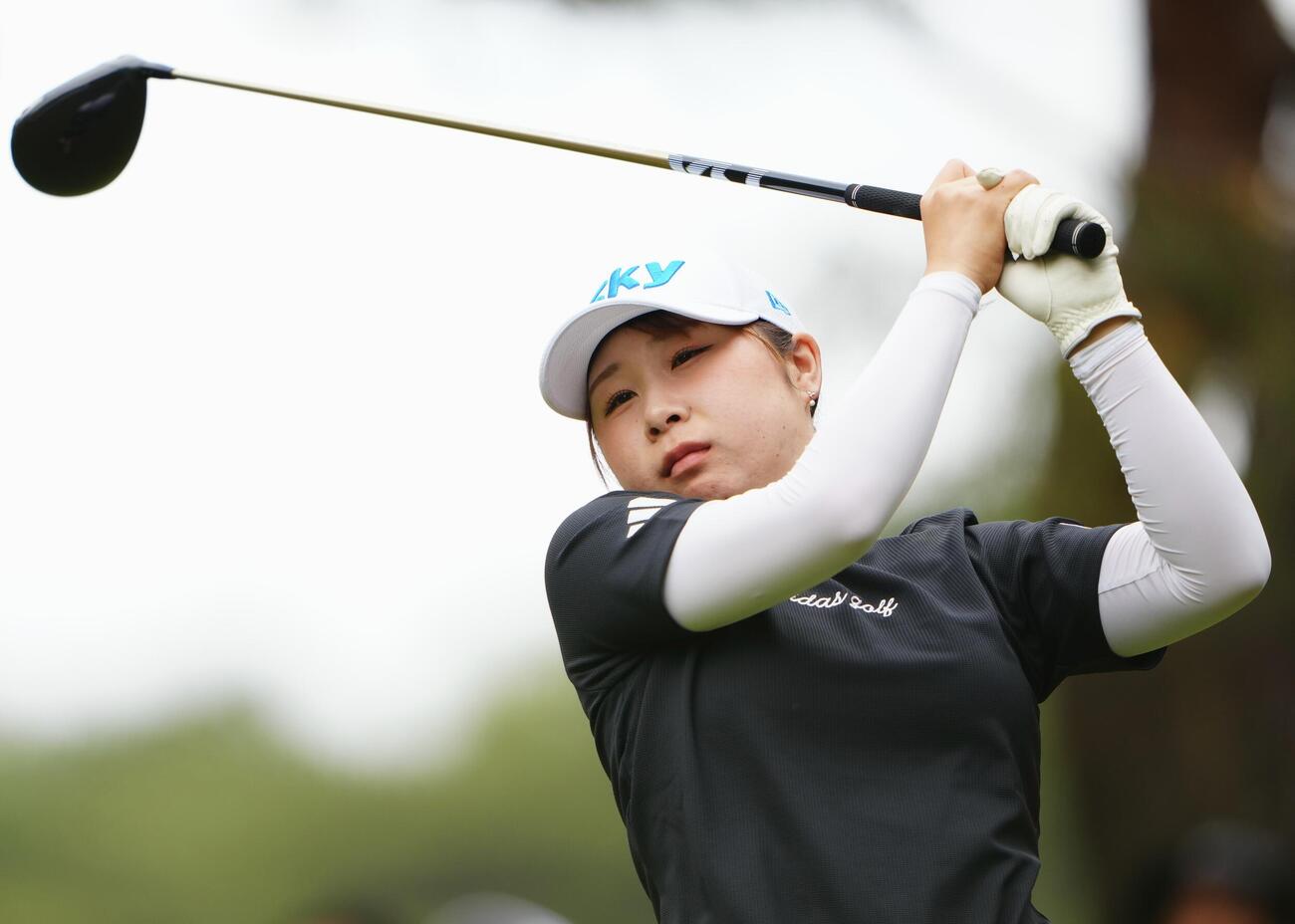 ワールドレディスチャンピオンシップサロンパスカップ1日目の11番、ティーショットを放つ荒木優奈（撮影・垰建太）