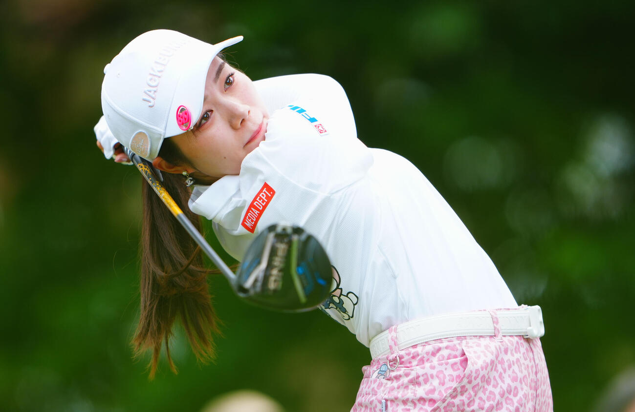 ワールドレディスチャンピオンシップサロンパスカップ2日目の2番、ティーショットを放つ藤井美羽（撮影・垰建太）