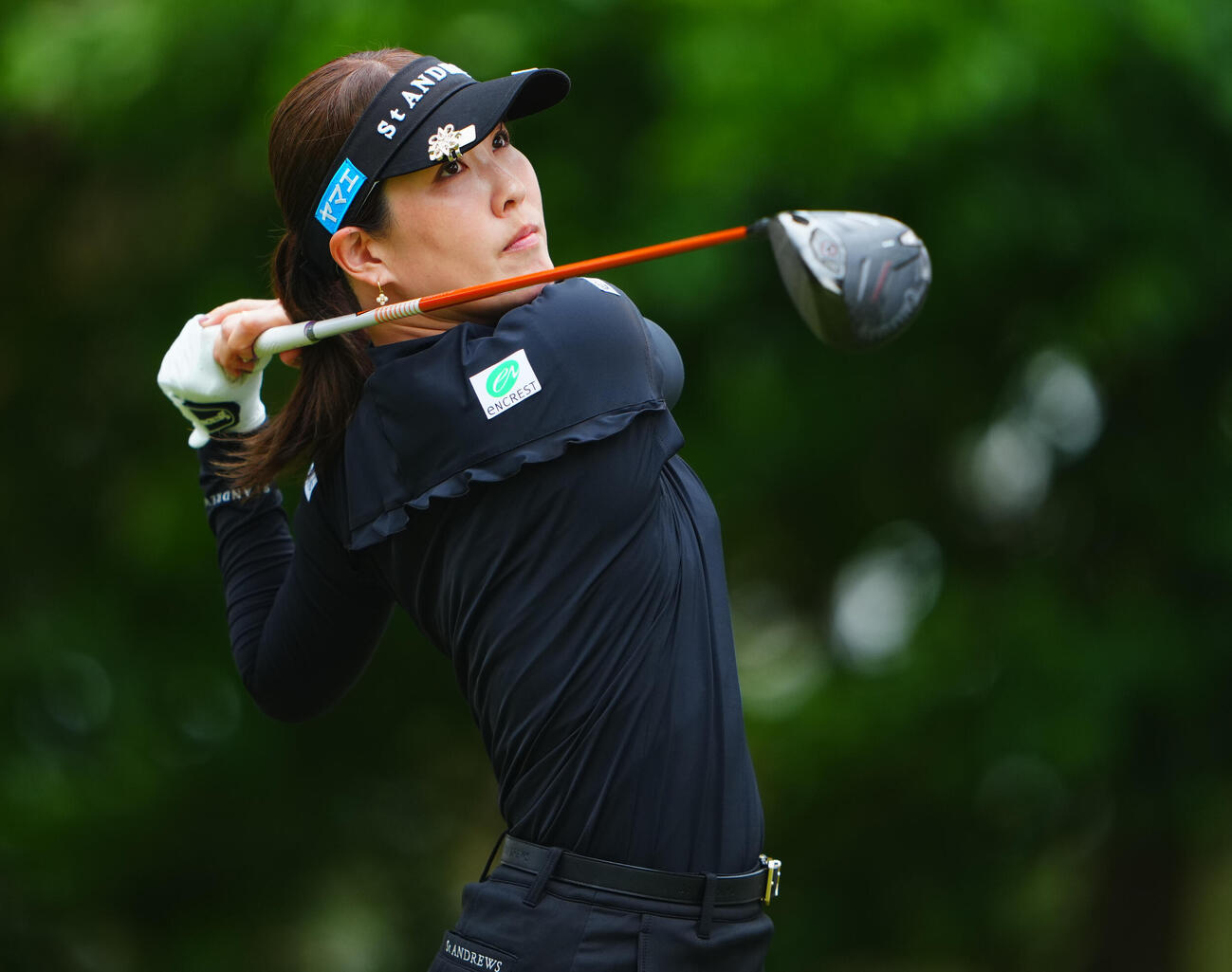 ワールドレディスチャンピオンシップサロンパスカップ2日目の2番、ティーショットを放つ福田真未（撮影・垰建太）