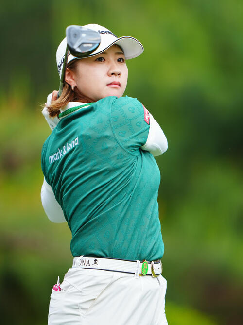 ワールドレディスチャンピオンシップサロンパスカップ2日目の2番、ティーショットを放つ泉田琴菜（撮影・垰建太）