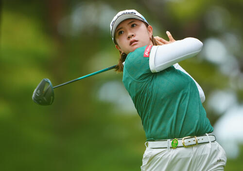 ワールドレディスチャンピオンシップサロンパスカップ2日目の2番、ティーショットを放つ泉田琴菜（撮影・垰建太）