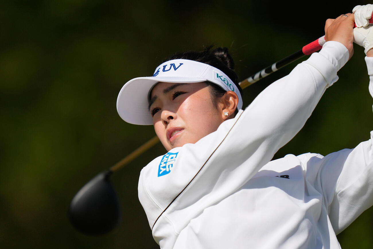 6番、ティーショットを放つ山下美夢有（AP）