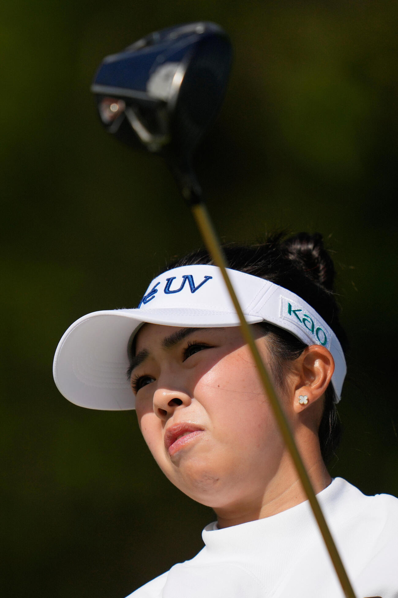 6番、ティーショットを放つ山下美夢有（AP）