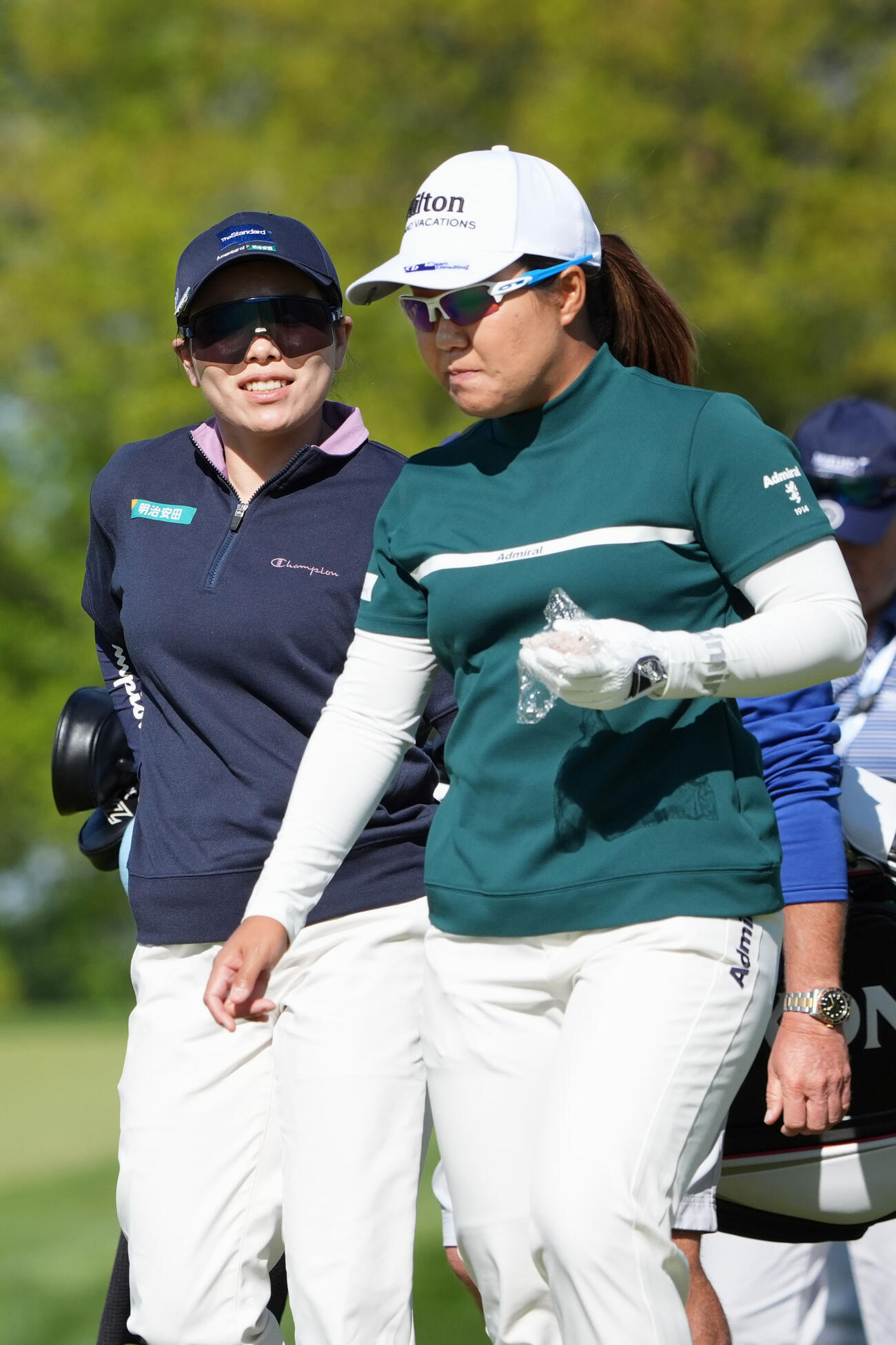 第1ラウンド、3番のティーショット後、言葉を交わす勝みなみ（左）と畑岡奈紗（共同）