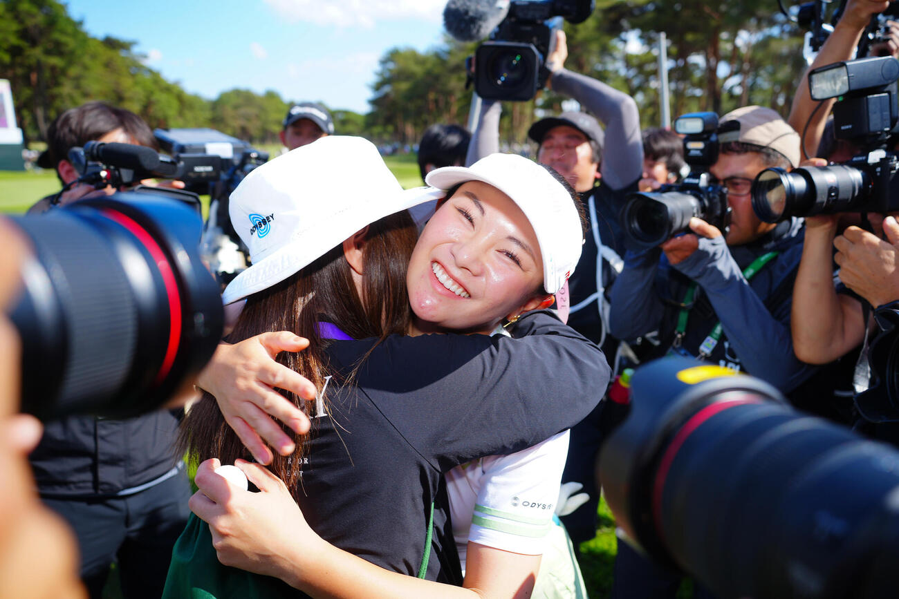 優勝を決めた河本結（右）は母の美由紀さんと抱き合い喜び合う（撮影・垰建太）