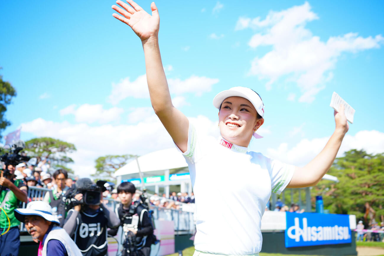 優勝しファンの声援に応える河本結（撮影・垰建太）