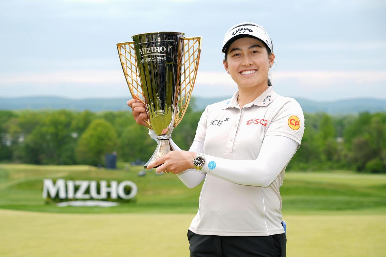 最終ラウンド、通算13アンダーで優勝し、トロフィーを手にするジーノ・ティティクル＝マウンテンリッジCC（共同）