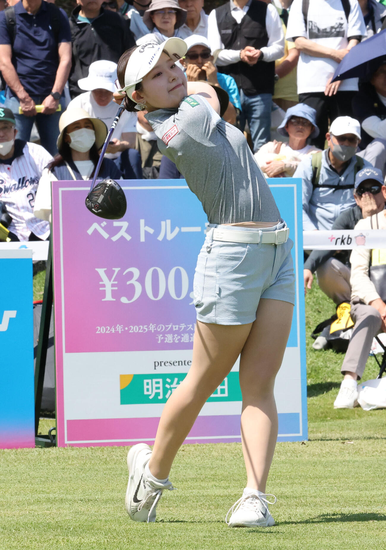 1番、ティーショット放つ吉田鈴（撮影・梅根麻紀）