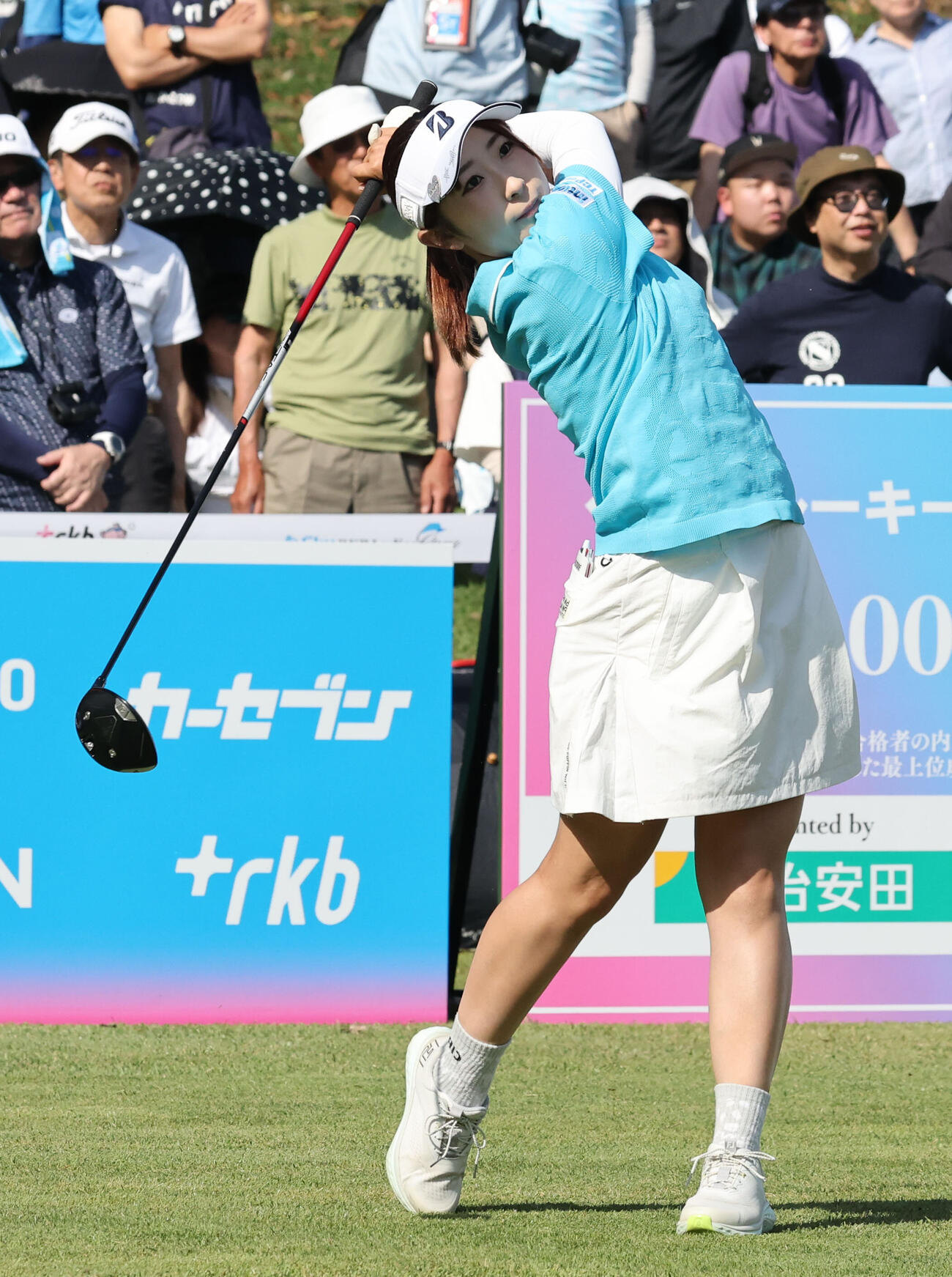 1番、ティーショットを放つ永嶋花音（撮影・梅根麻紀）