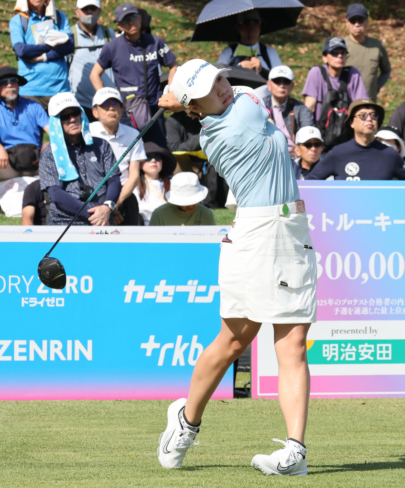 1番、ティーショットを放つ泉田琴菜（撮影・梅根麻紀）