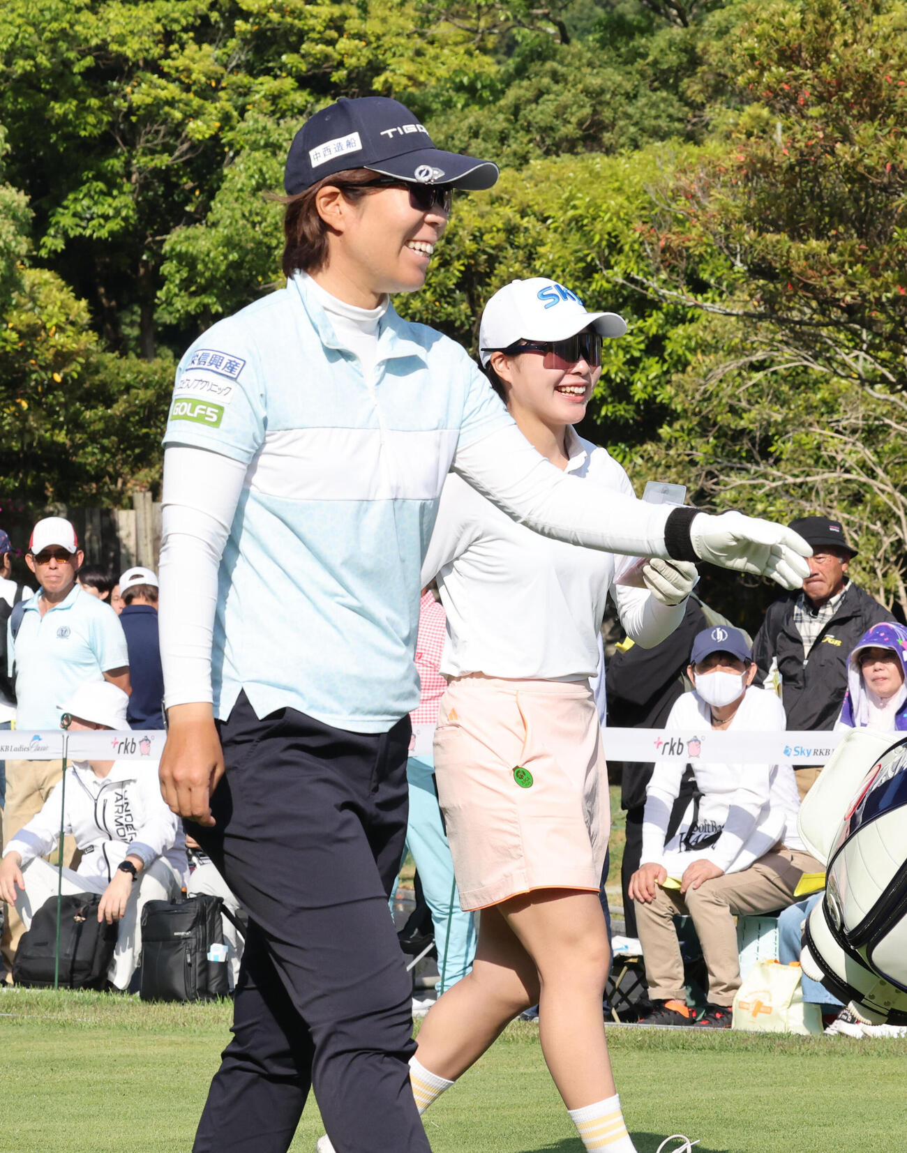 1番、ティーショット放ちセカンドに向かう穴井詩（撮影・梅根麻紀）