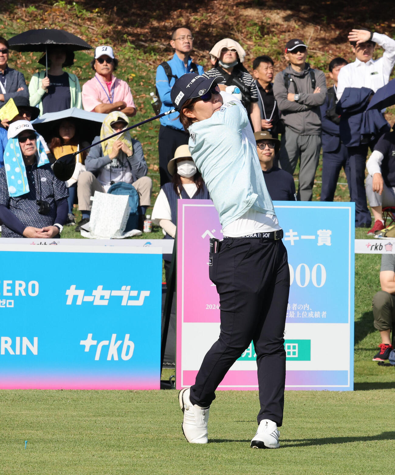 1番、ティーショット放つ穴井詩（撮影・梅根麻紀）