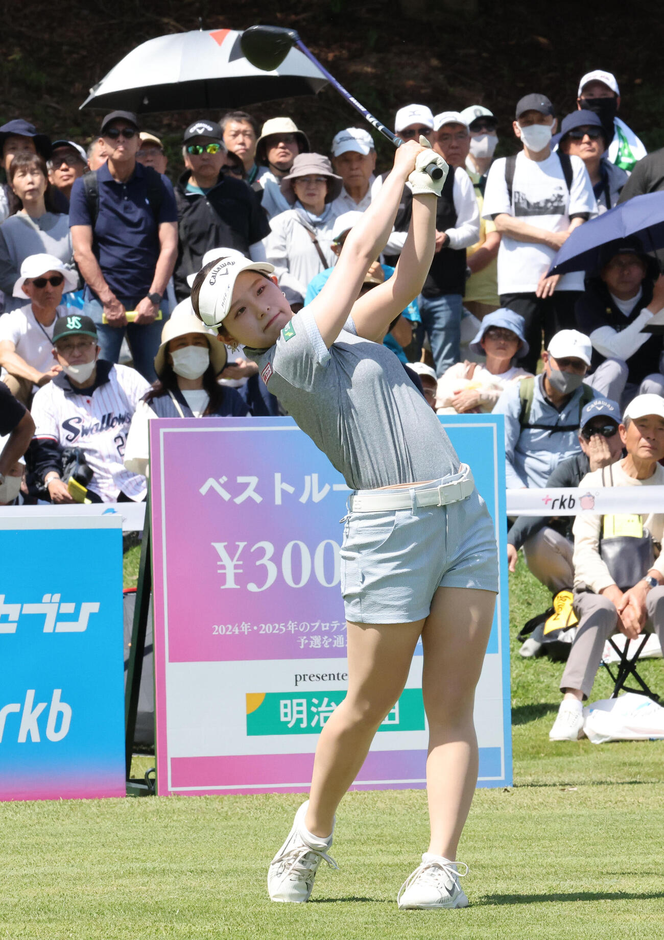 1番、ティーショット放つ吉田鈴（撮影・梅根麻紀）