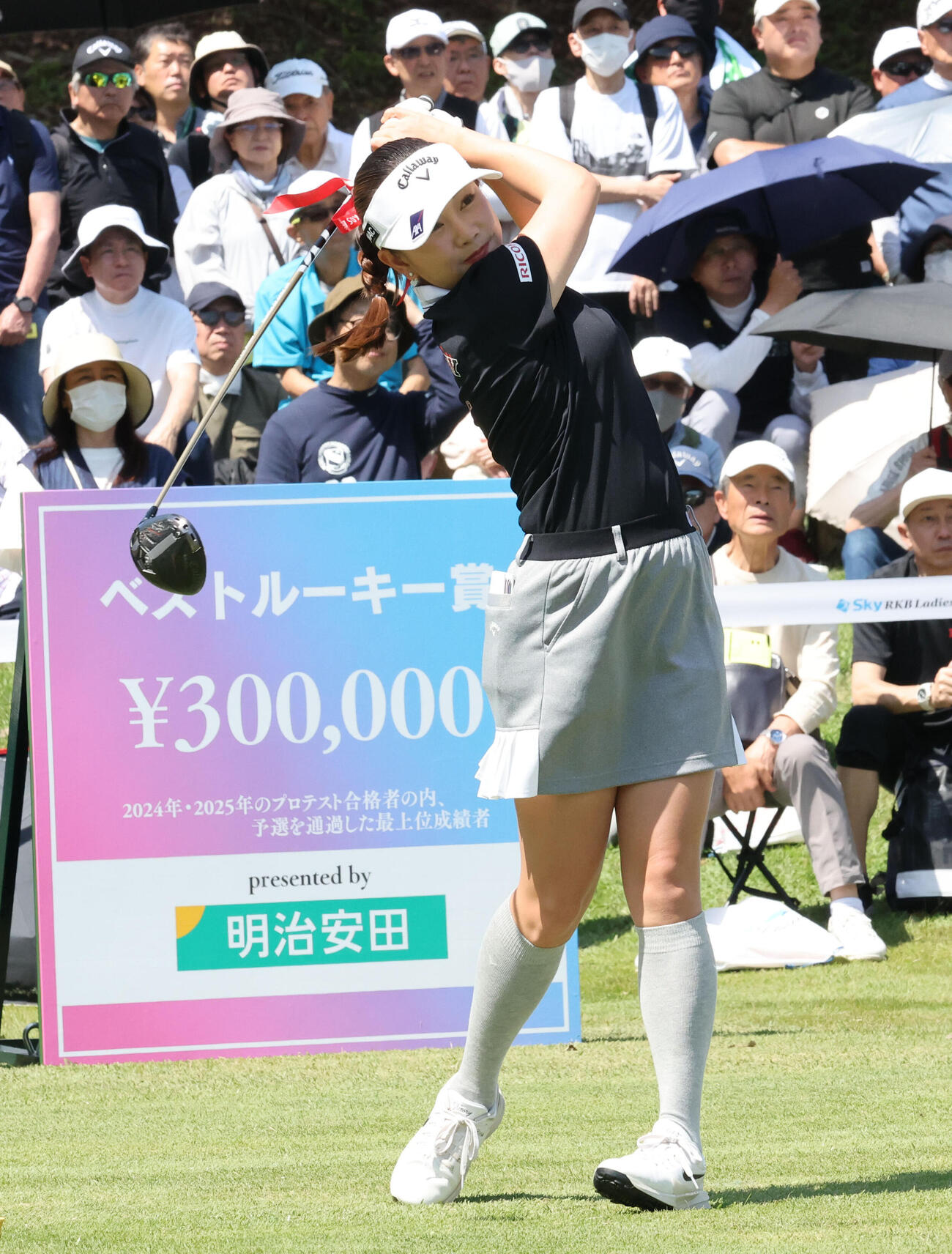 1番、ティーショット放つ福田真未（撮影・梅根麻紀）