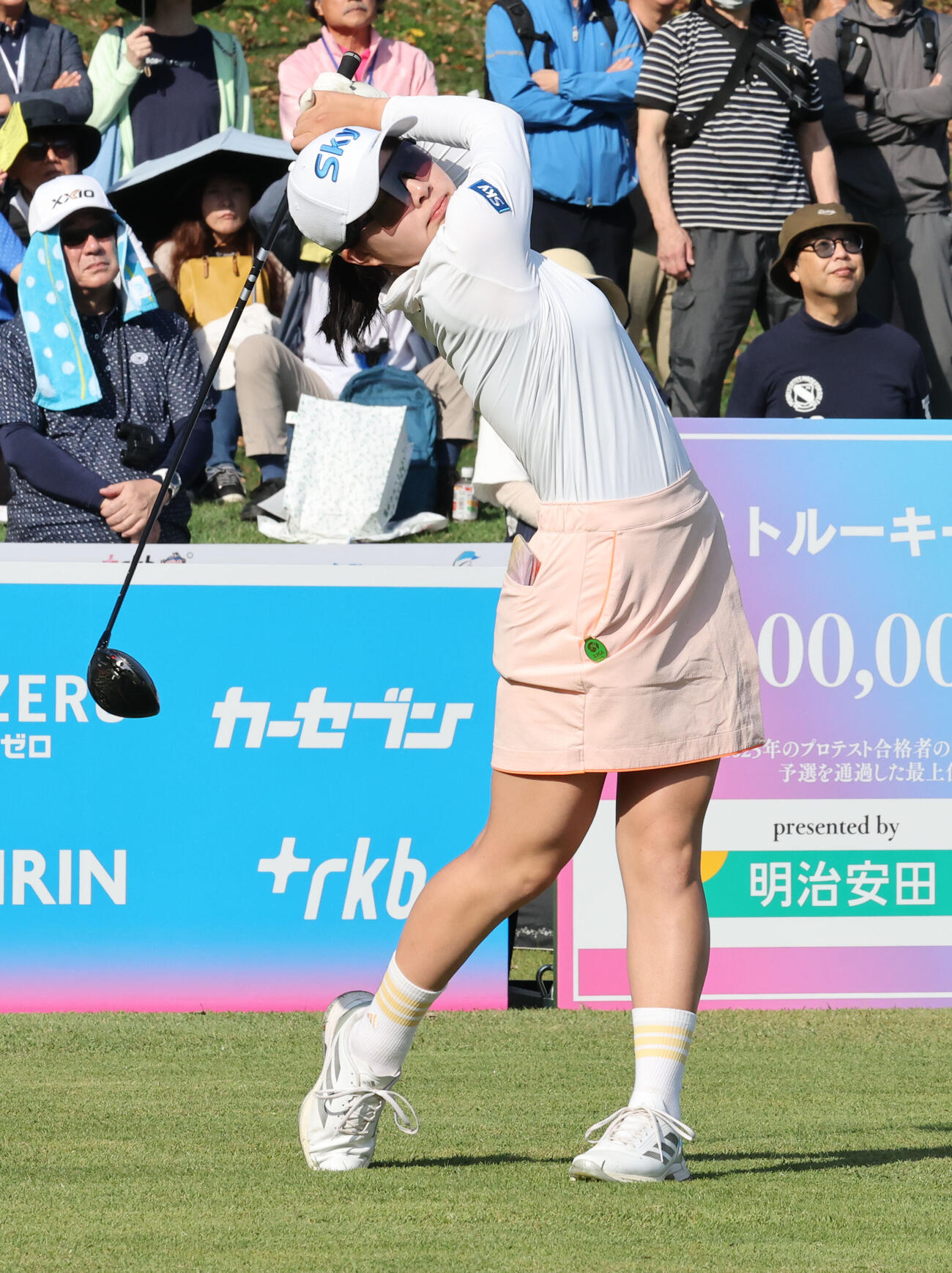 1番、ティーショットを放つ荒木七海（撮影・梅根麻紀）