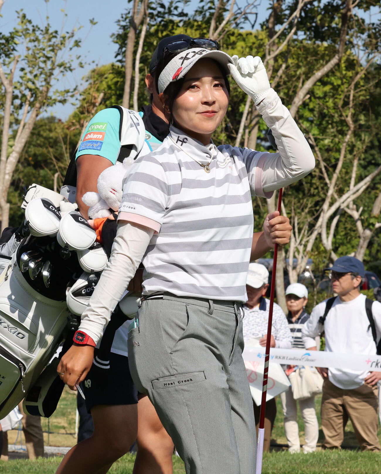 1番、ティーショットを放ちセカンドに向かう青木瀬令奈（撮影・梅根麻紀）
