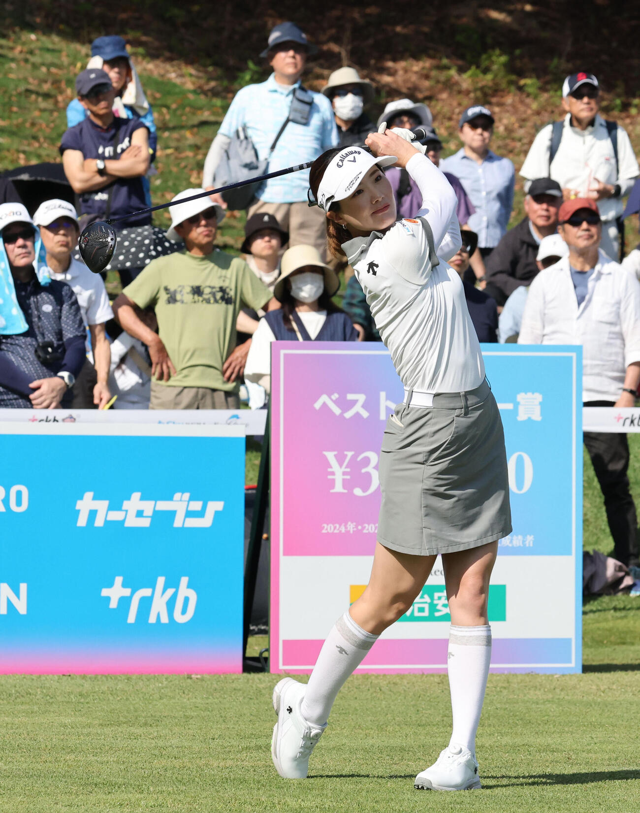 1番、ティーショットを放つ青木香奈子（撮影・梅根麻紀）