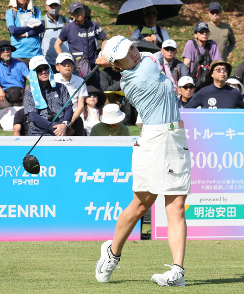 1番、ティーショットを放つ泉田琴菜（撮影・梅根麻紀）