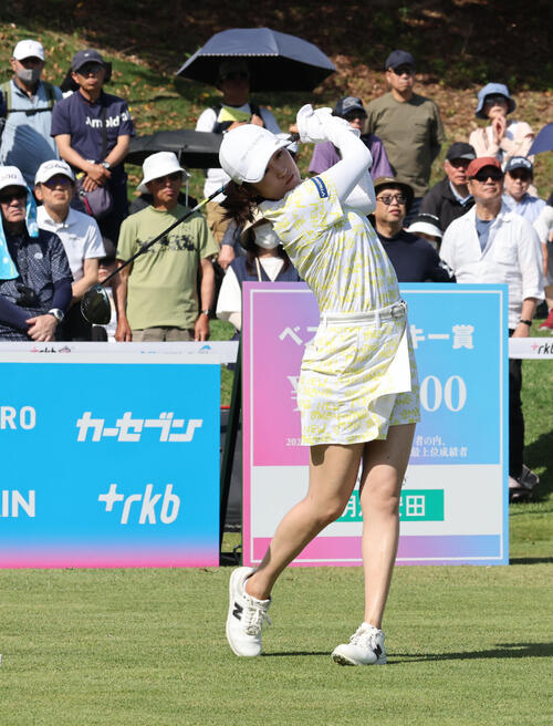 1番、ティーショットを放つ稲見萌寧（撮影・梅根麻紀）