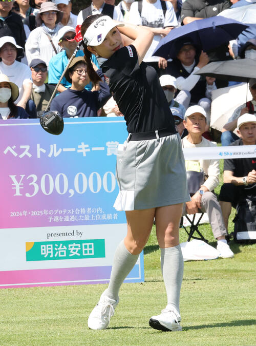 1番、ティーショット放つ福田真未（撮影・梅根麻紀）