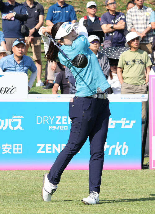 1番、ティーショットを放つ仲宗根澄香（撮影・梅根麻紀）