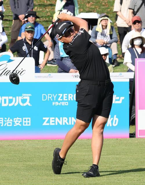 1番、ティーショットを放つ工藤遙加（撮影・梅根麻紀）